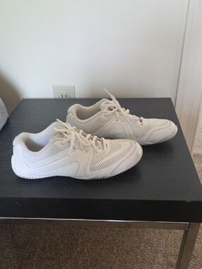 Nike Women's Light Beige/Off-White Mesh Sneakers